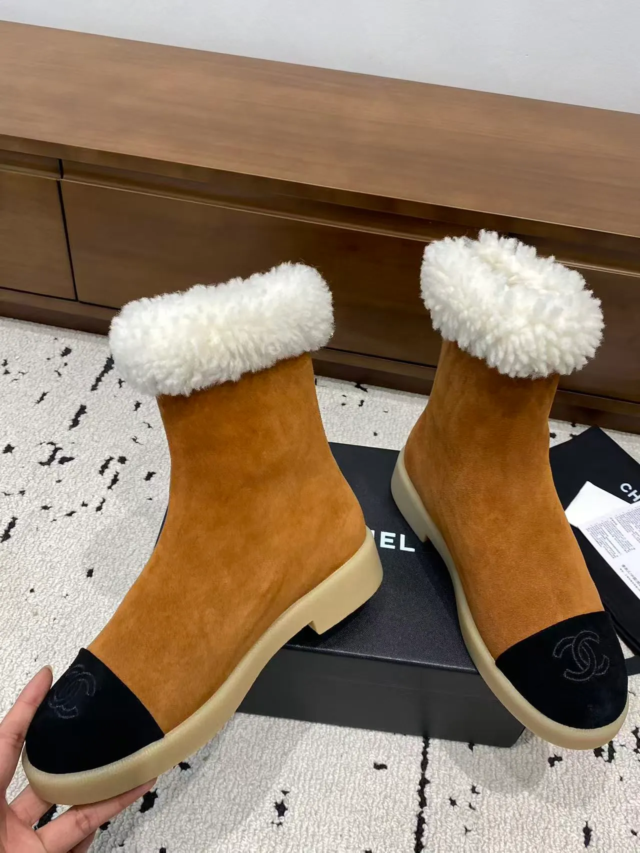 👟👟Ex-factory price 700👟👟 🍀Chanel 2025 autumn and winter furry snow boots. Chanel new autumn and winter genuine wool slippers and boots. Xiaoxiang’s 2025 autumn and winter most beautiful snow boots. Classic, beautiful and warm snow boots❤️Super warm! It's enough to have it this winter, it's really beautiful and fairy~ Materials and craftsmanship: The upper is made of custom sheepskin/wool/sheepskin, and the inner pads are all made of wool. It feels very soft and comfortable! The sole is the original TPU outsole Size: 35-39 (40.41 customized, non-refundable)